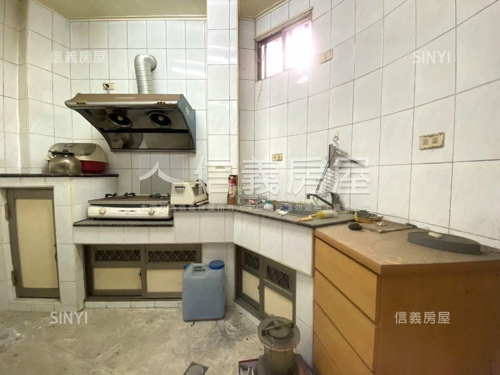 正中華路角窗燙金店面房屋室內格局與周邊環境