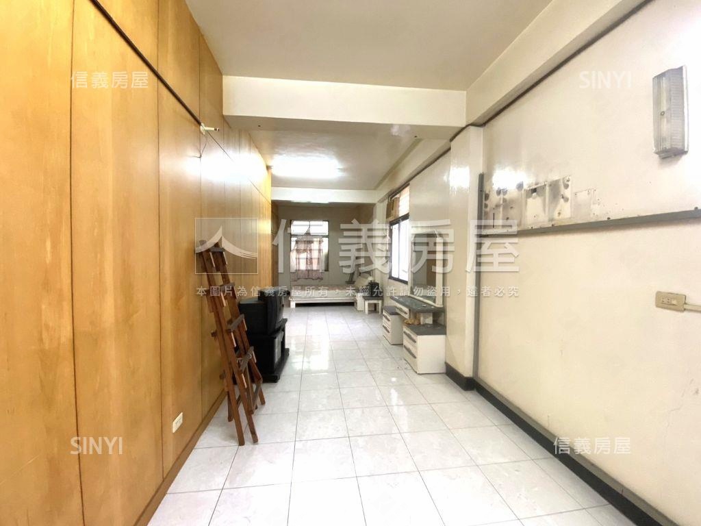 正中華路角窗燙金店面房屋室內格局與周邊環境