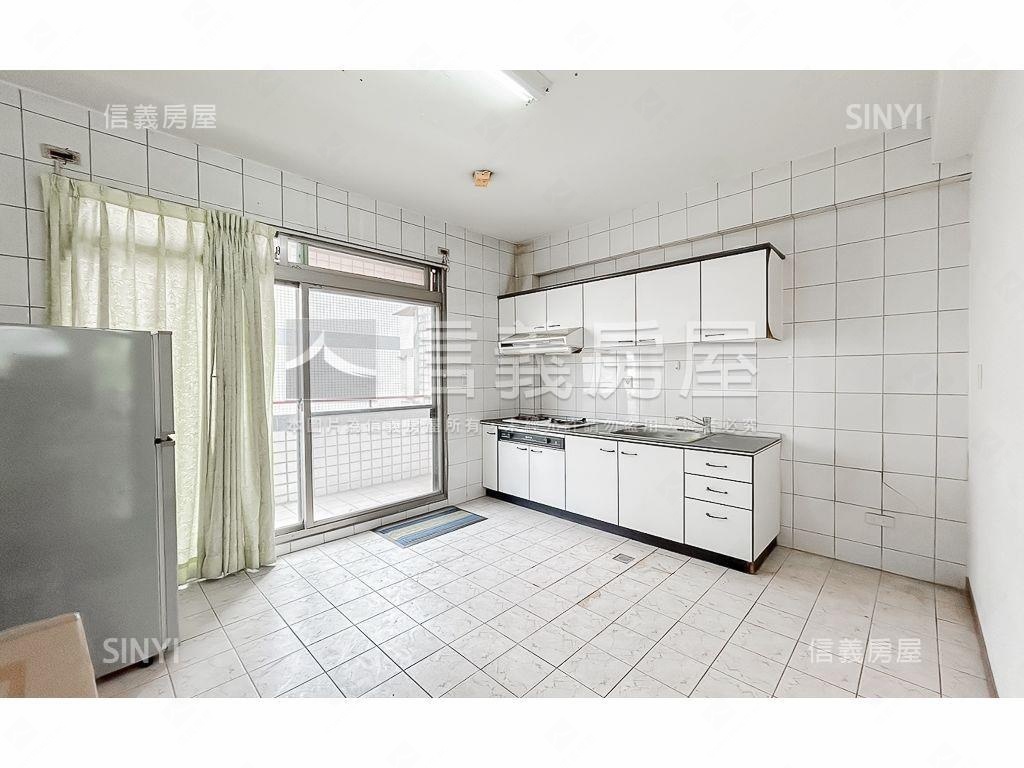 正黎明路透天店面房屋室內格局與周邊環境