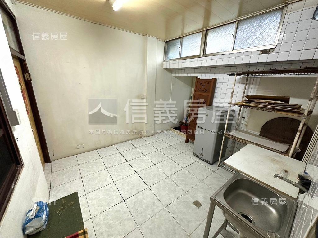 前後雙臨路大地坪透天店面房屋室內格局與周邊環境