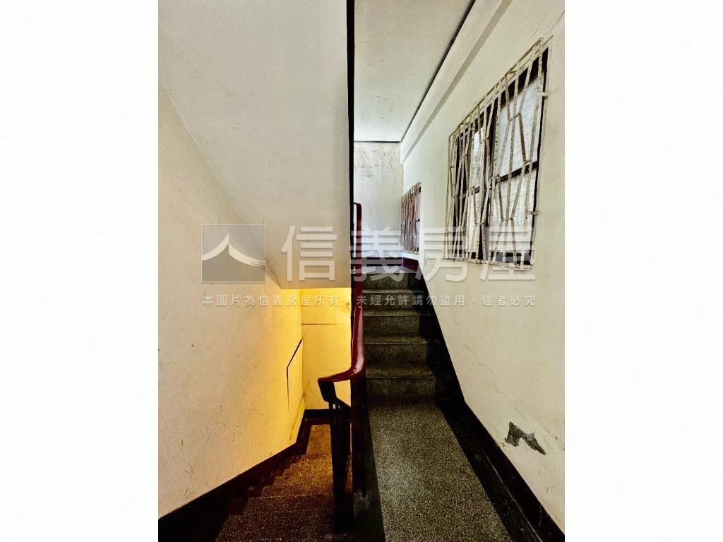 前後雙臨路大地坪透天店面房屋室內格局與周邊環境