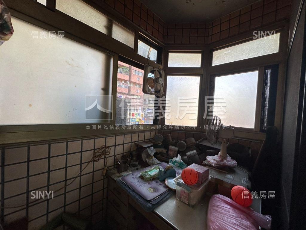 板橋忠孝路稀有華廈大空間房屋室內格局與周邊環境