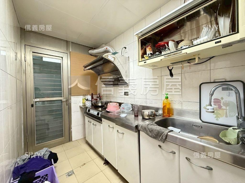 三樓雙拼公寓美妝潢房屋室內格局與周邊環境