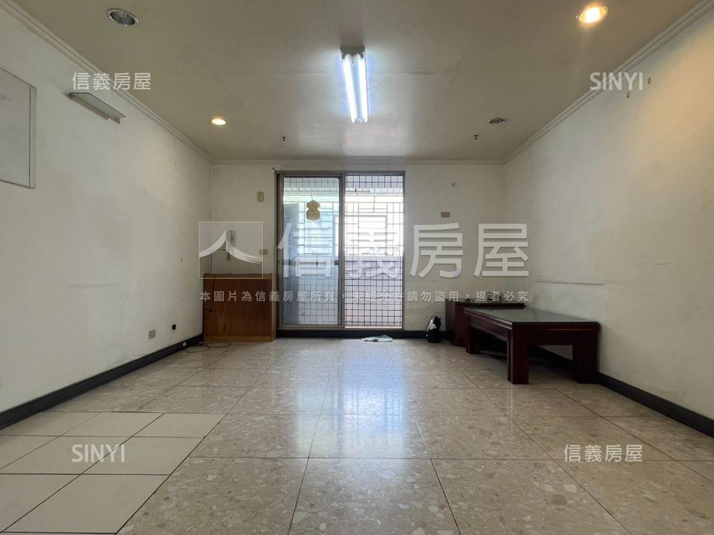 圓夢園次頂樓大三房車位房屋室內格局與周邊環境