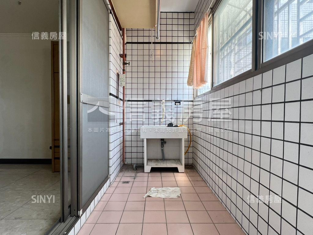 圓夢園次頂樓大三房車位房屋室內格局與周邊環境