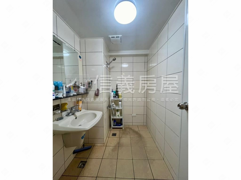 華美尊爵三房車位河畔景觀房屋室內格局與周邊環境