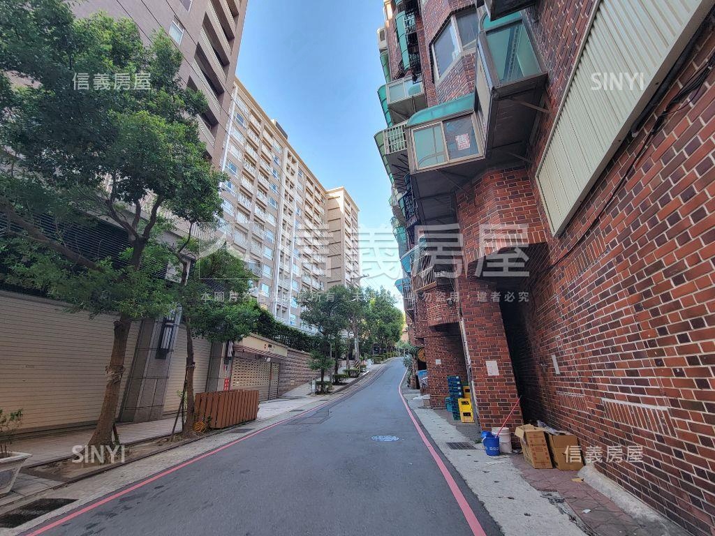 大面寬連鎖超商店面房屋室內格局與周邊環境