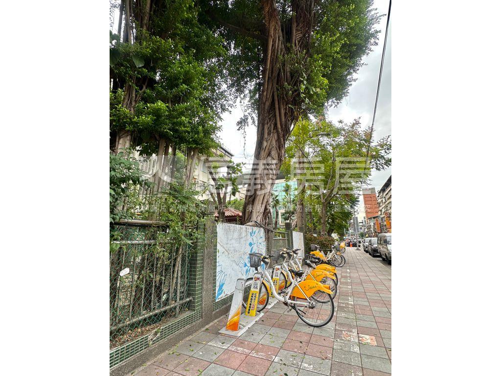 新莊生活圈超市金店面房屋室內格局與周邊環境