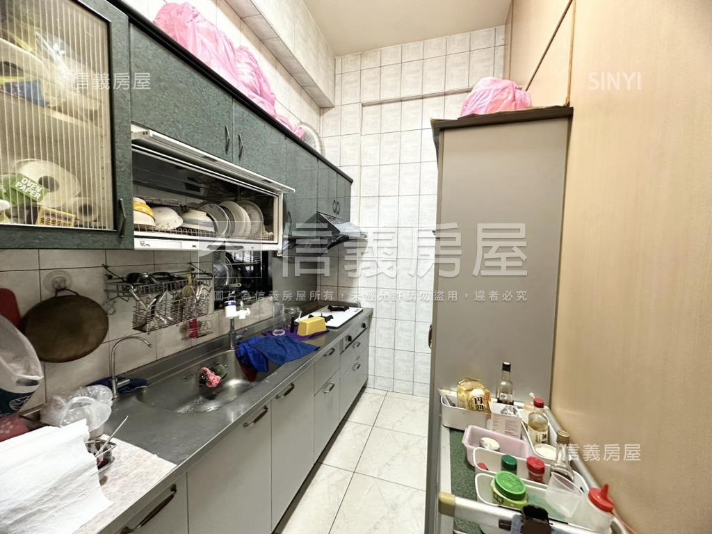 近Ｒ１５捷運站面寬透天房屋室內格局與周邊環境