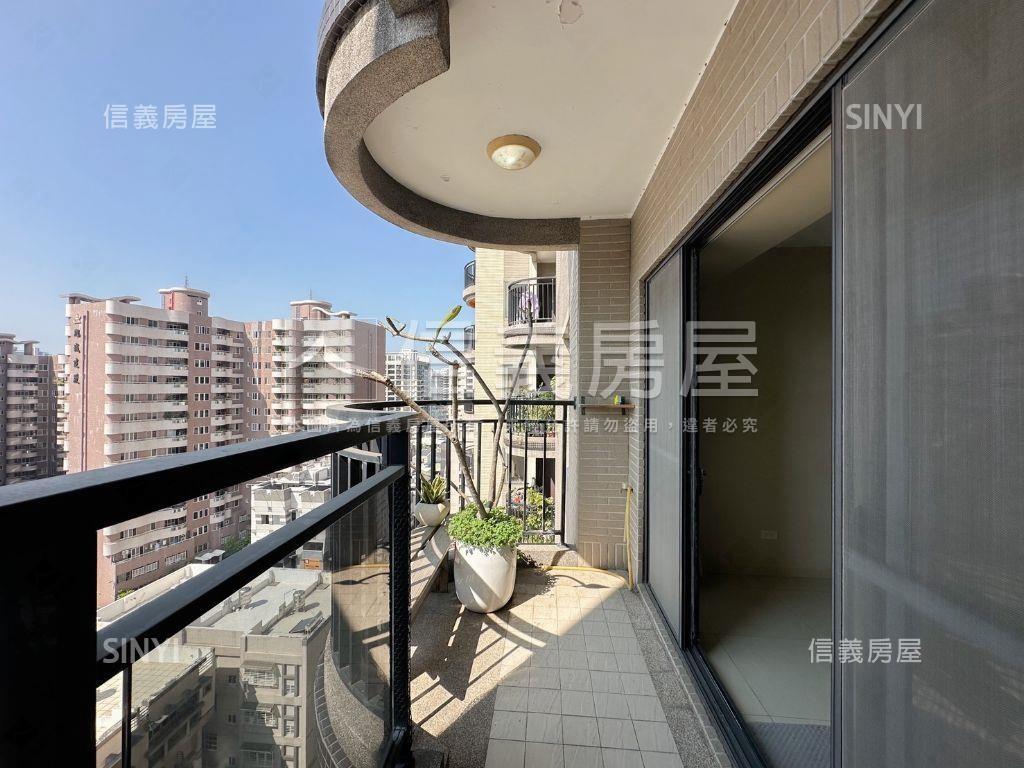 巨蛋芳崗領市館三房平車房屋室內格局與周邊環境