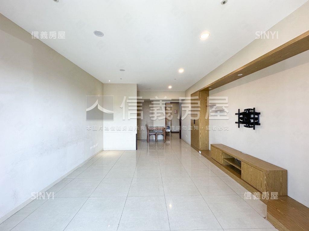 巨蛋芳崗領市館三房平車房屋室內格局與周邊環境