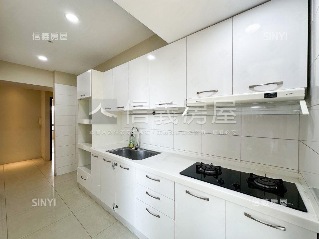 巨蛋芳崗領市館三房平車房屋室內格局與周邊環境