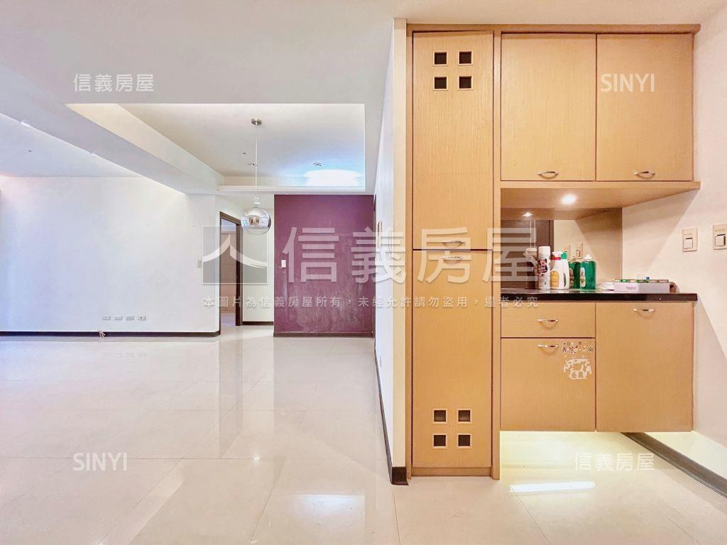 Ｕ未來家樂福商圈兩房車位房屋室內格局與周邊環境