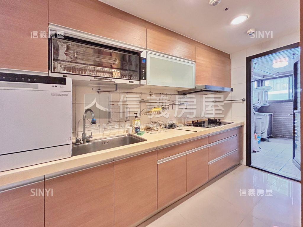 Ｕ未來家樂福商圈兩房車位房屋室內格局與周邊環境