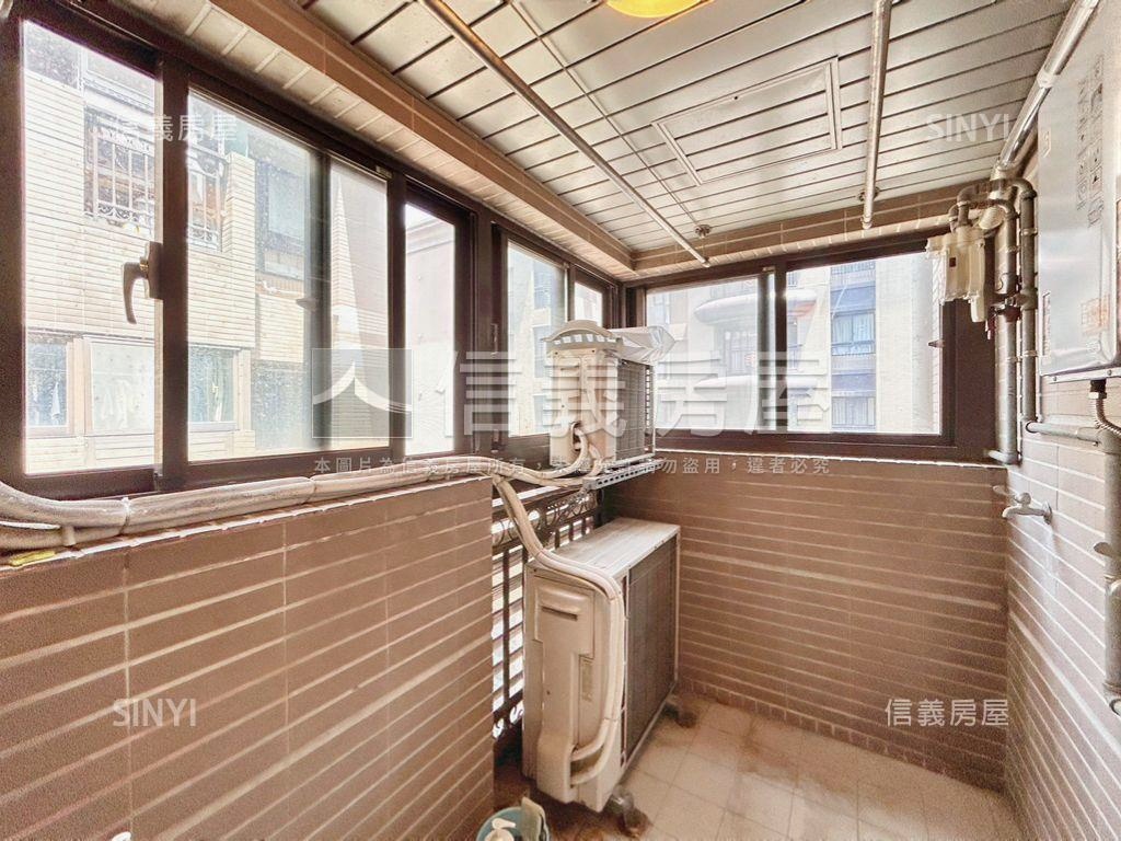 Ｕ未來家樂福商圈兩房車位房屋室內格局與周邊環境