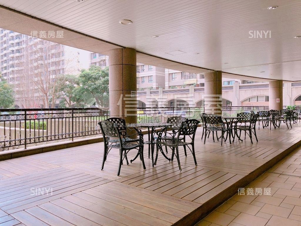 Ｕ未來家樂福商圈兩房車位房屋室內格局與周邊環境