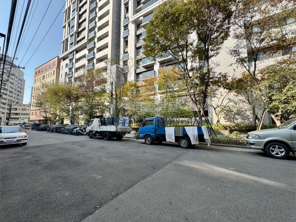 騎樓式４Ｆ店住房屋室內格局與周邊環境