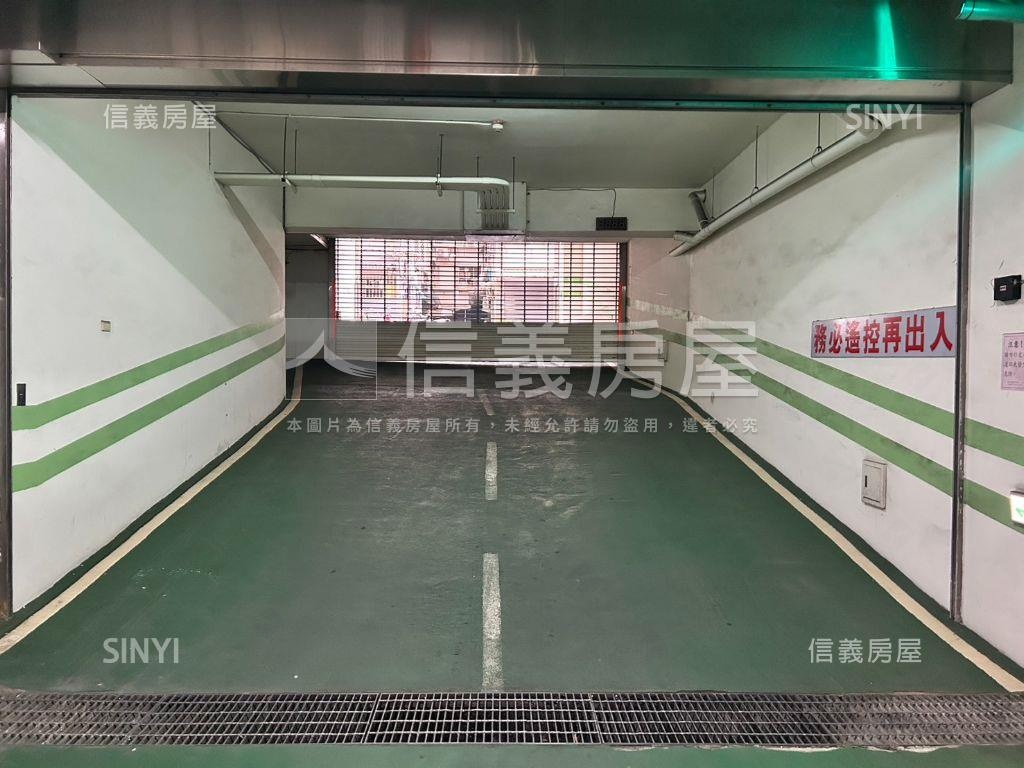 頂溪捷運２房坡平車位房屋室內格局與周邊環境