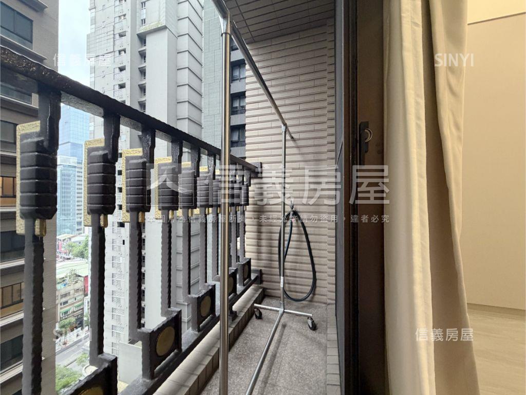 專任‧畫世紀裝潢美二房房屋室內格局與周邊環境