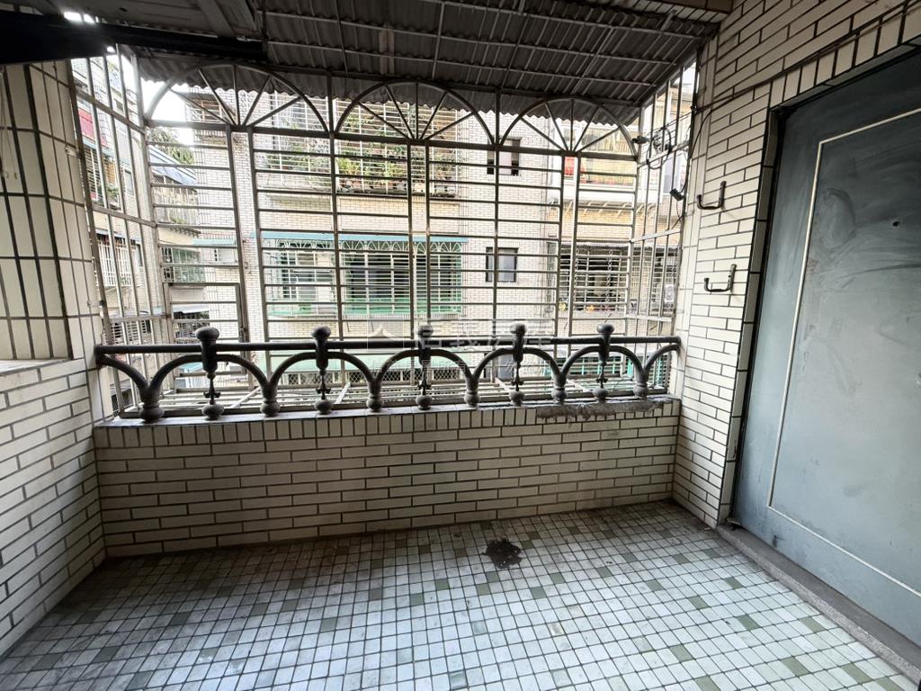 捷運邊間方正公寓房屋室內格局與周邊環境