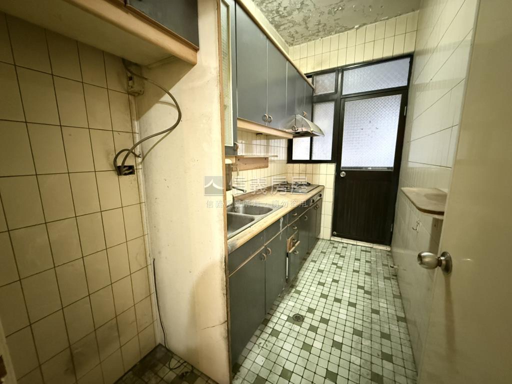 捷運邊間方正公寓房屋室內格局與周邊環境