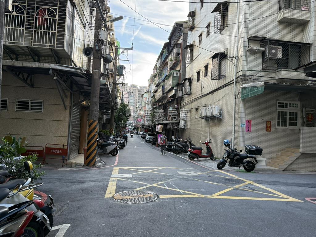 捷運邊間方正公寓房屋室內格局與周邊環境