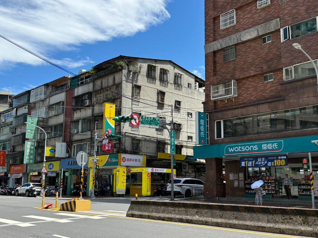 捷運邊間方正公寓房屋室內格局與周邊環境