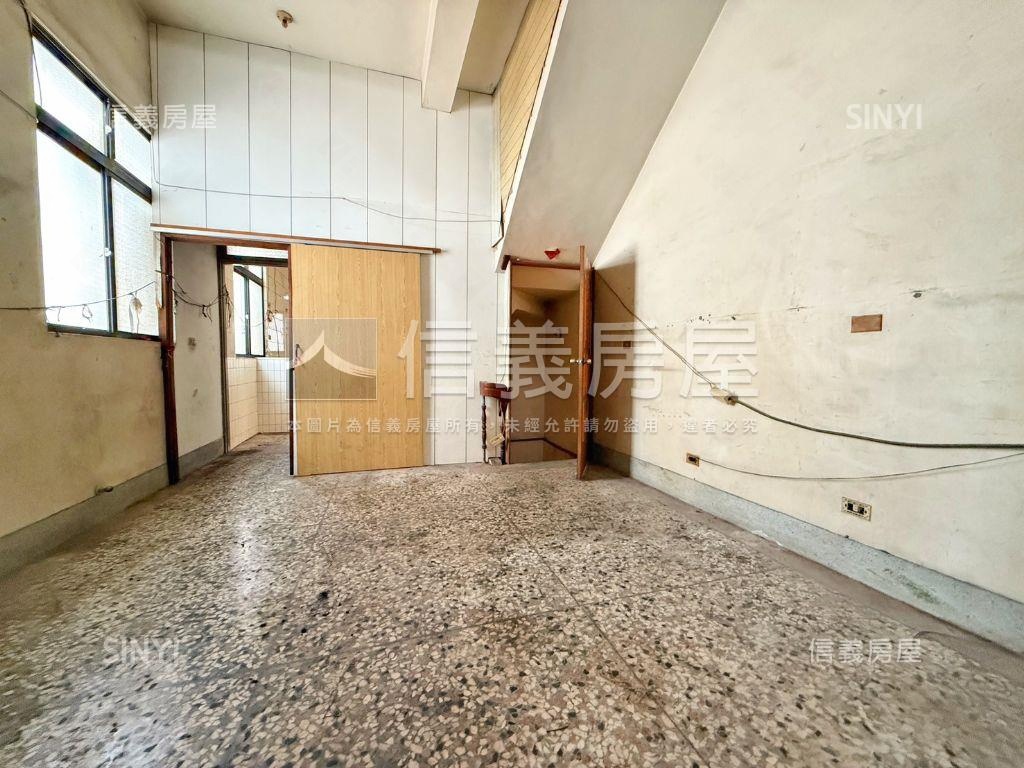 中工三路稀有臨路透天店面房屋室內格局與周邊環境