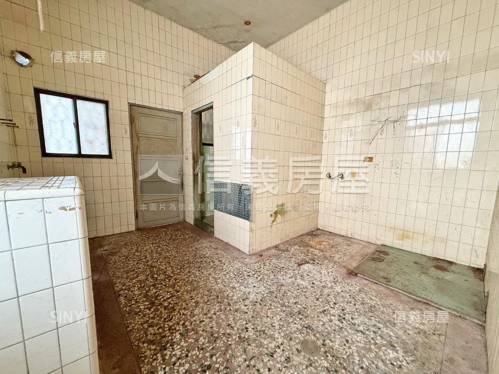 中工三路稀有臨路透天店面房屋室內格局與周邊環境