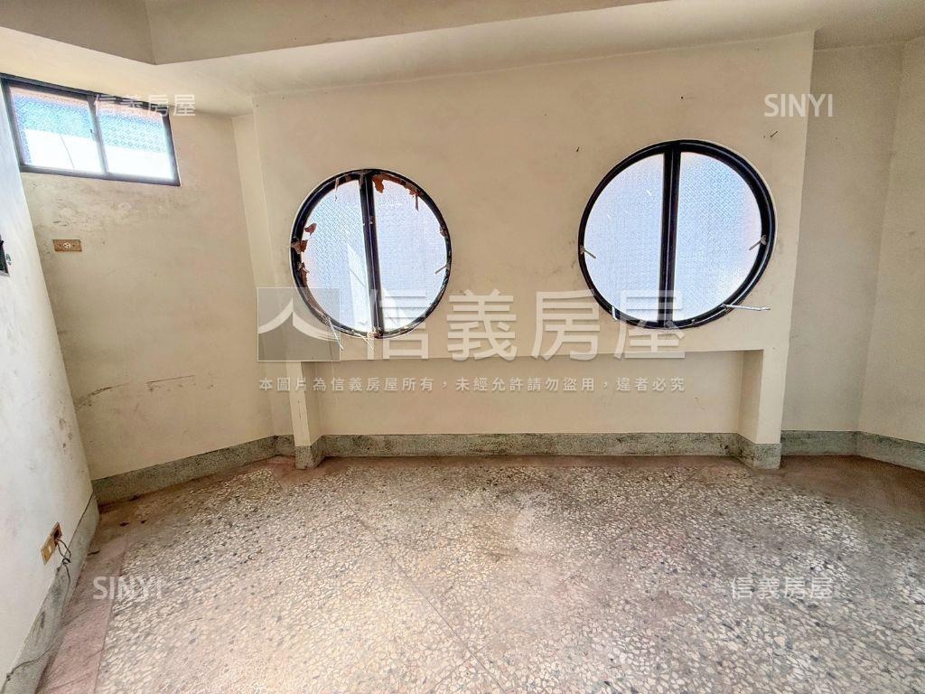 中工三路稀有臨路透天店面房屋室內格局與周邊環境