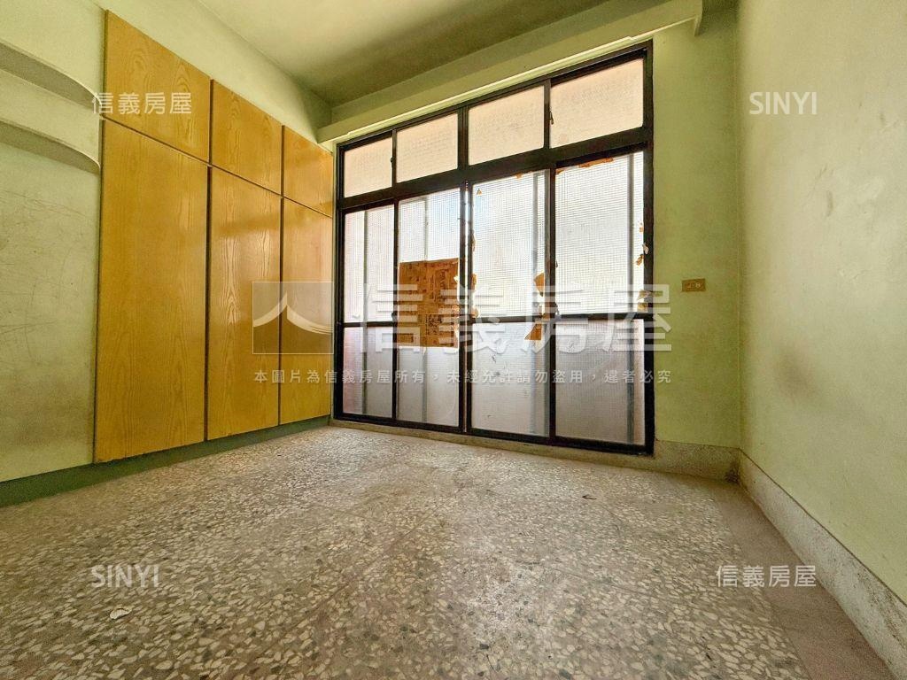 中工三路稀有臨路透天店面房屋室內格局與周邊環境