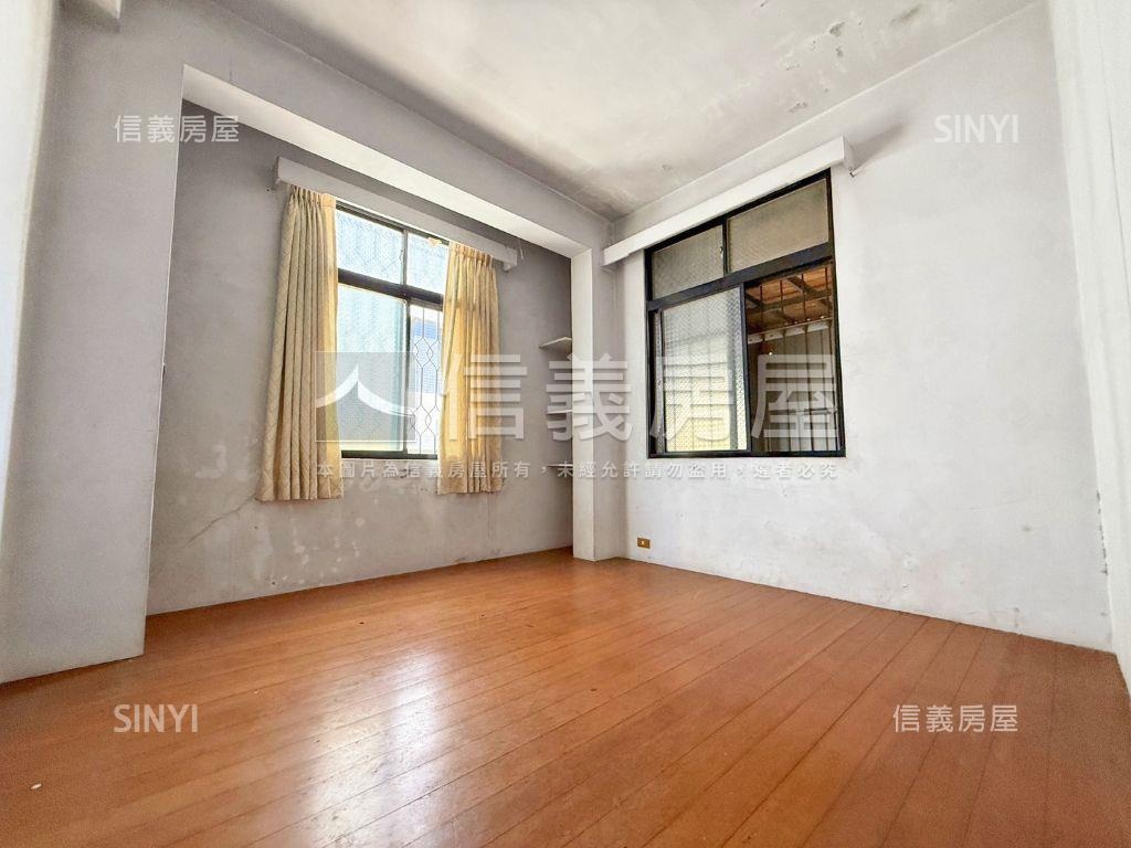 中工三路稀有臨路透天店面房屋室內格局與周邊環境