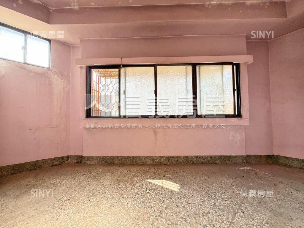 中工三路稀有臨路透天店面房屋室內格局與周邊環境