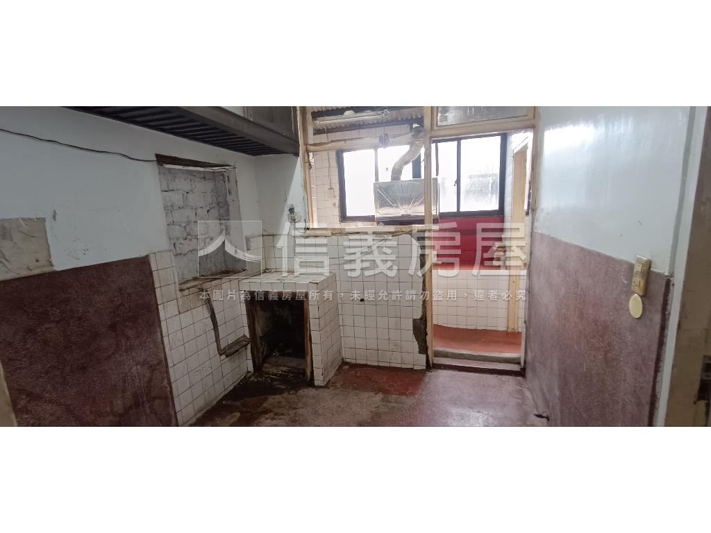 三重國小站邊間公寓頂加房屋室內格局與周邊環境