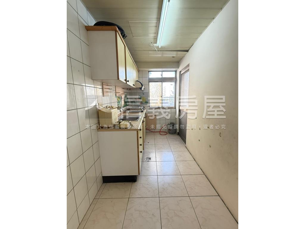新市國宅ｅ區３房平車房屋室內格局與周邊環境