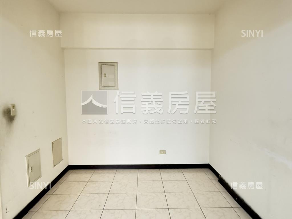 新市國宅ｅ區３房平車房屋室內格局與周邊環境