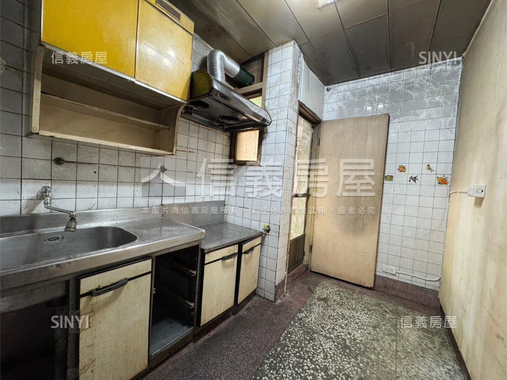 三重站大空間護膝２樓房屋室內格局與周邊環境