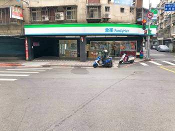 中興街。全家。黃金店面