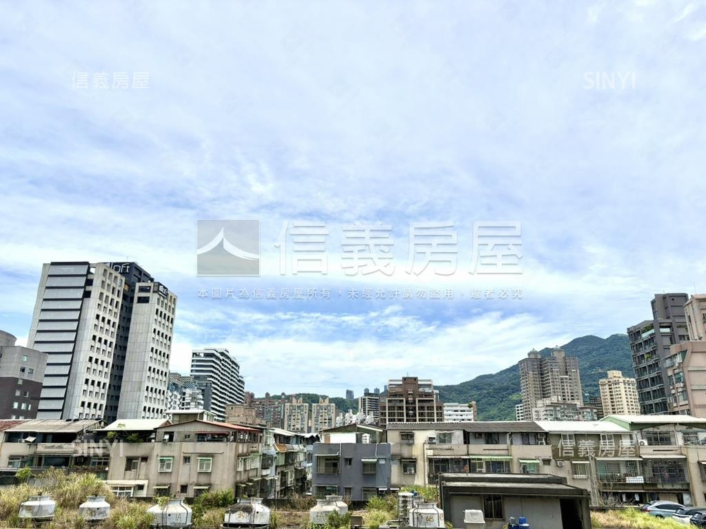 挑高奇岩捷運雲端附大車位房屋室內格局與周邊環境