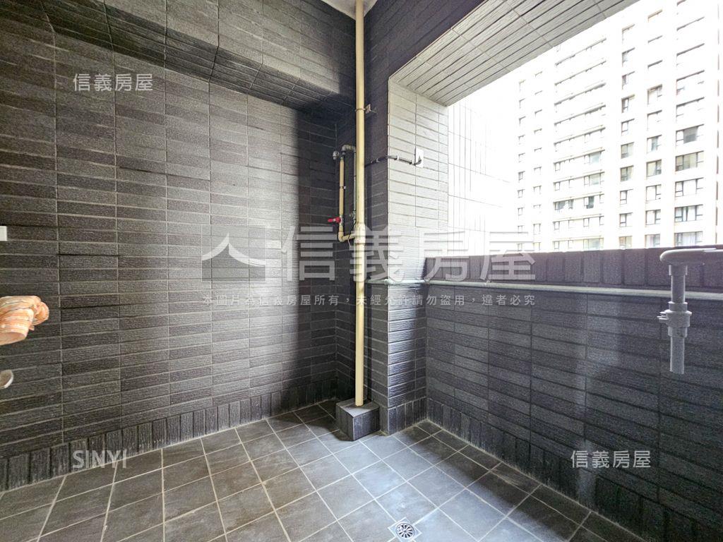 八擴．城中大璽兩房車位房屋室內格局與周邊環境