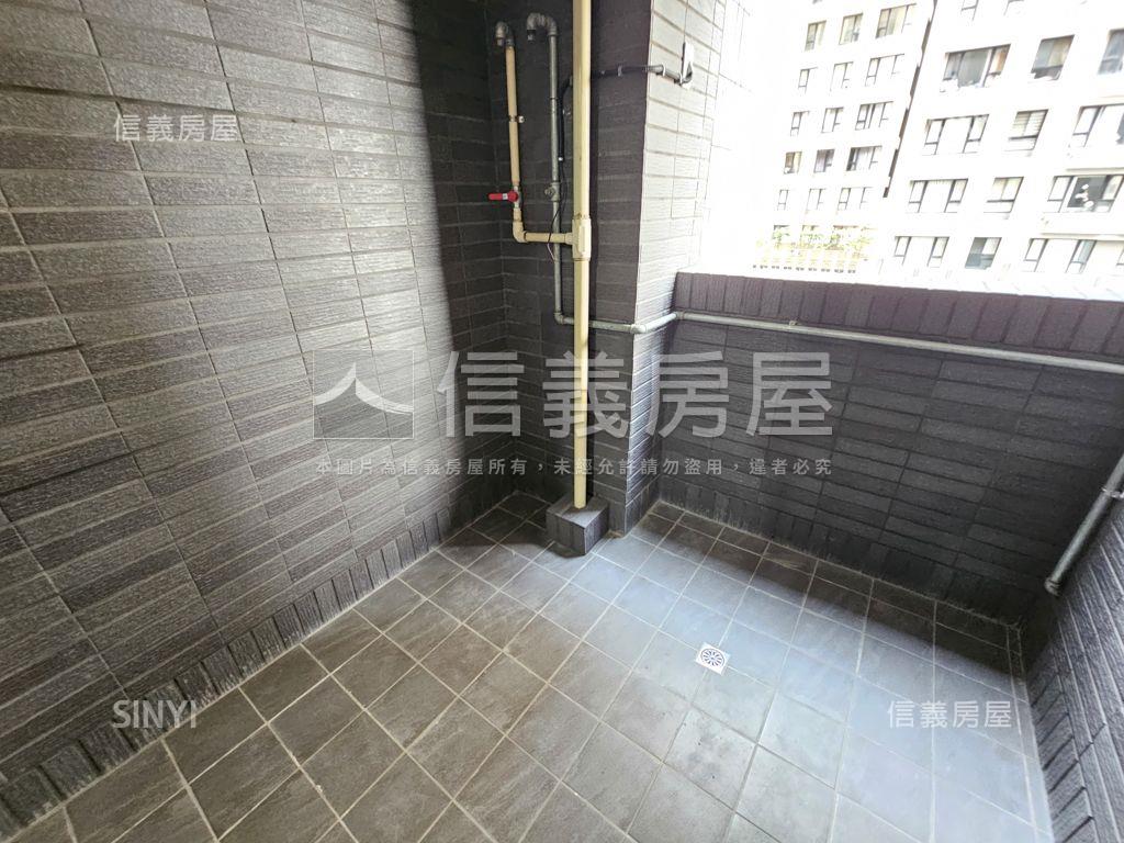 八擴．城中大璽兩房車位房屋室內格局與周邊環境