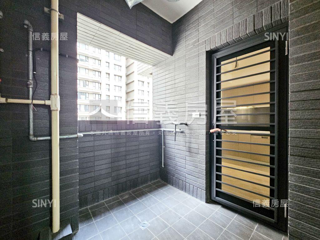 八擴．城中大璽兩房車位房屋室內格局與周邊環境