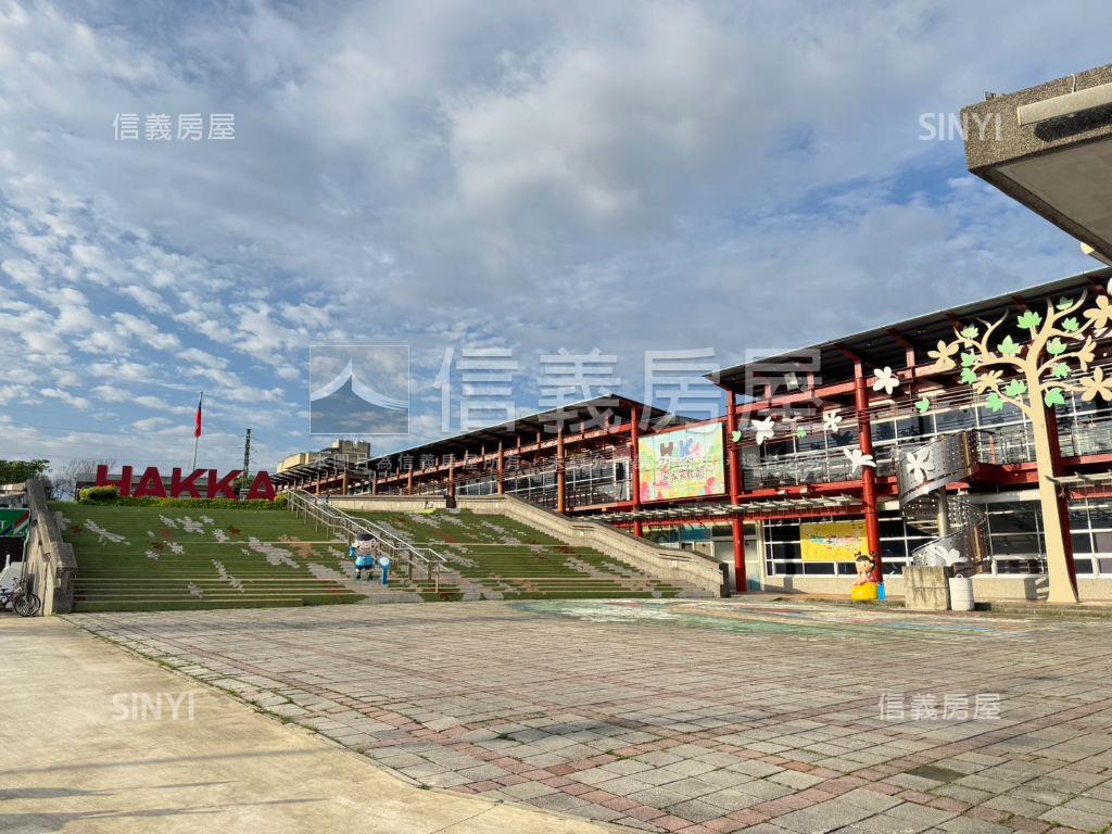 近交流道雙層雙宅雙車位房屋室內格局與周邊環境