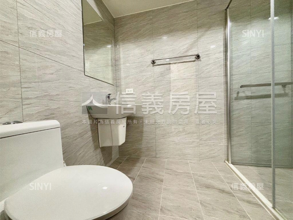 鳳凰冠３房平車精裝戶房屋室內格局與周邊環境