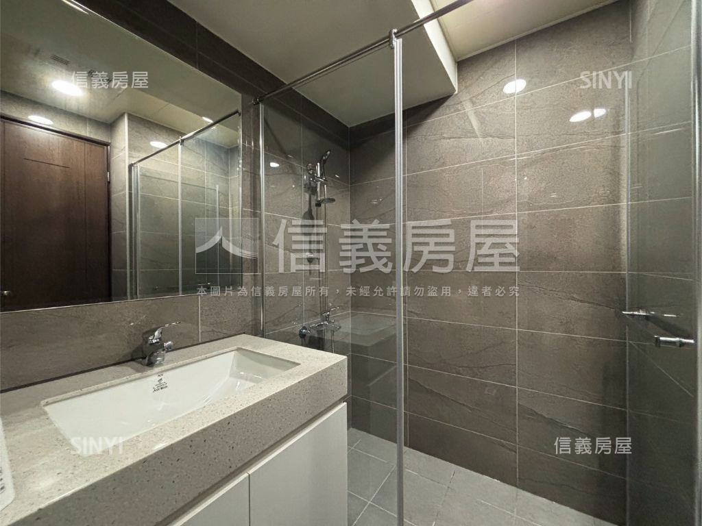 鳳凰冠３房平車精裝戶房屋室內格局與周邊環境