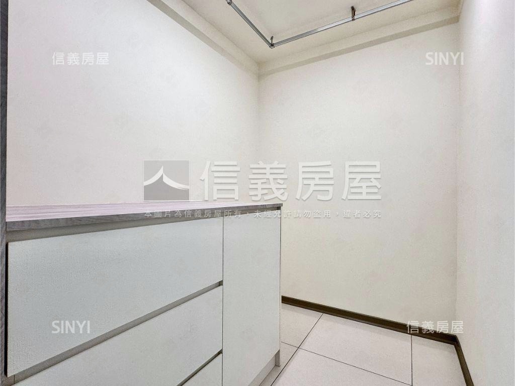 鳳凰冠３房平車精裝戶房屋室內格局與周邊環境