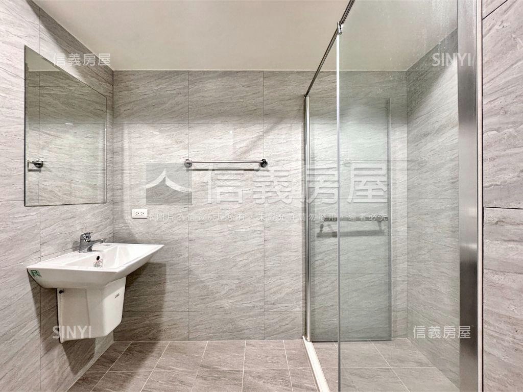 鳳凰冠３房平車精裝戶房屋室內格局與周邊環境