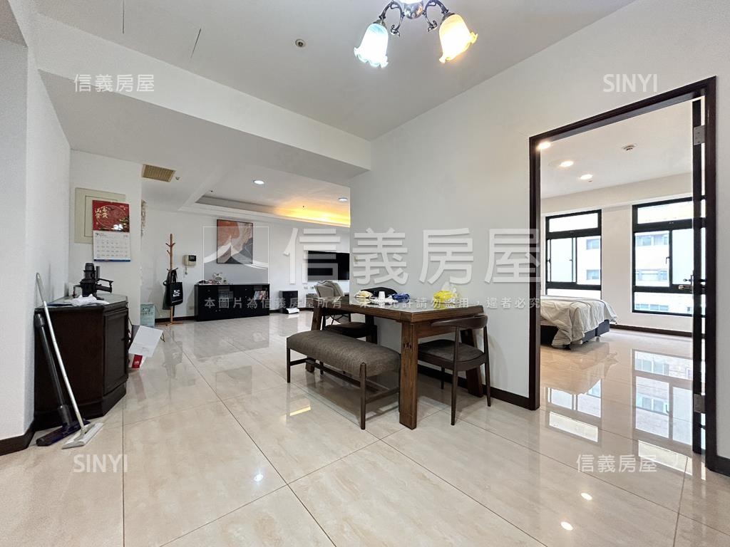 大西門捷運總督賞３房車位房屋室內格局與周邊環境