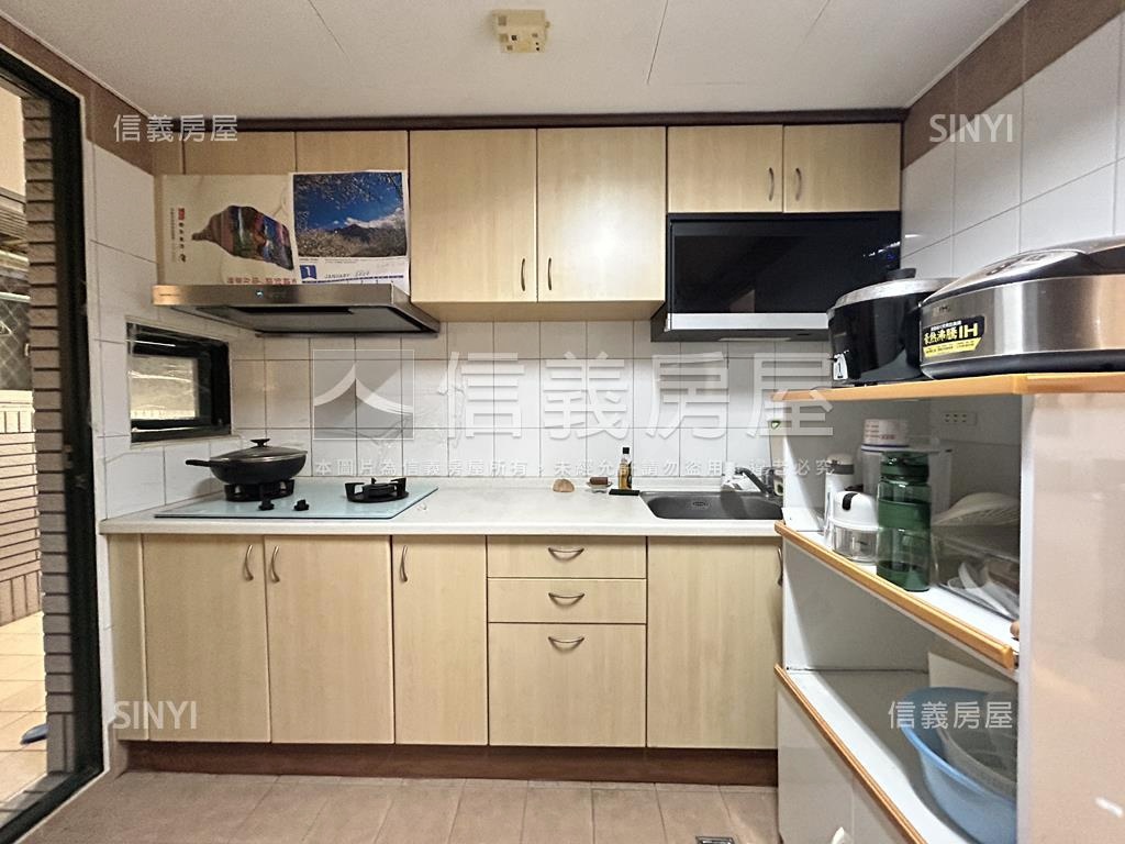 大西門捷運總督賞３房車位房屋室內格局與周邊環境