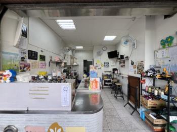 正大馬路旁人來車潮金店面